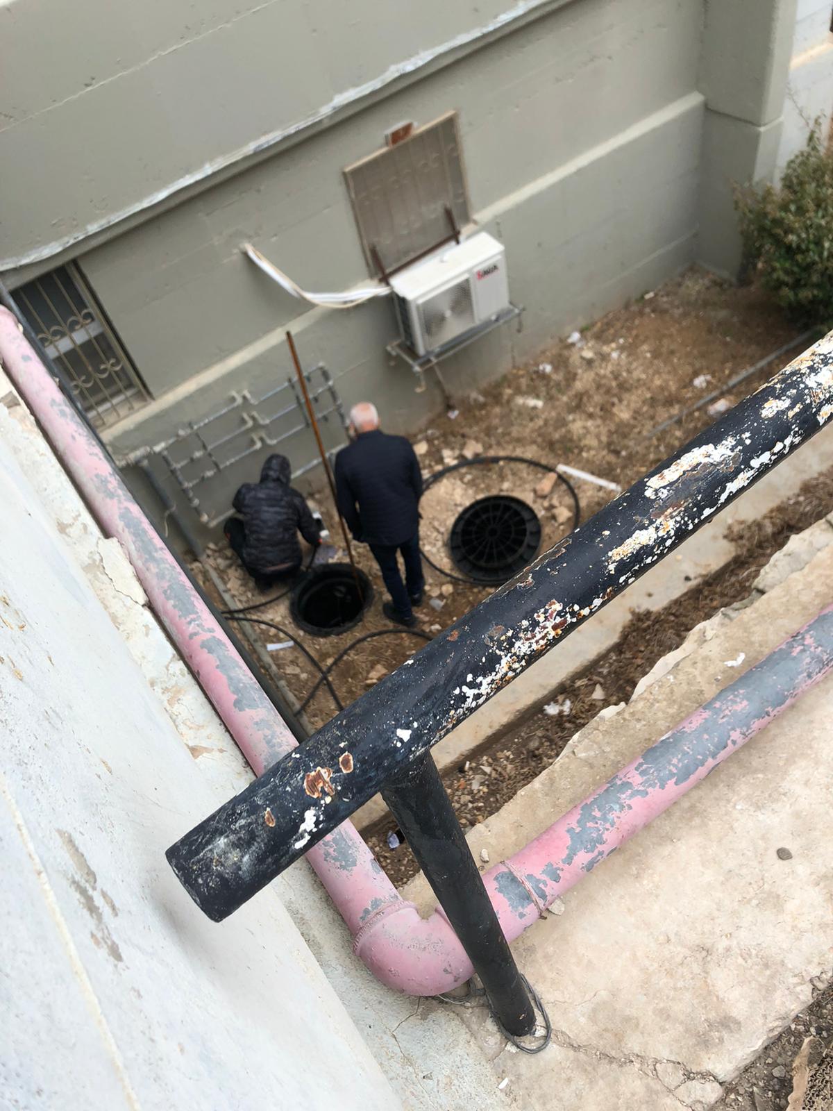 פתיחת סתימה ושטיפת קווים בלחץ מים בבניין מגורים משותף בקריית יובל בירושלים.