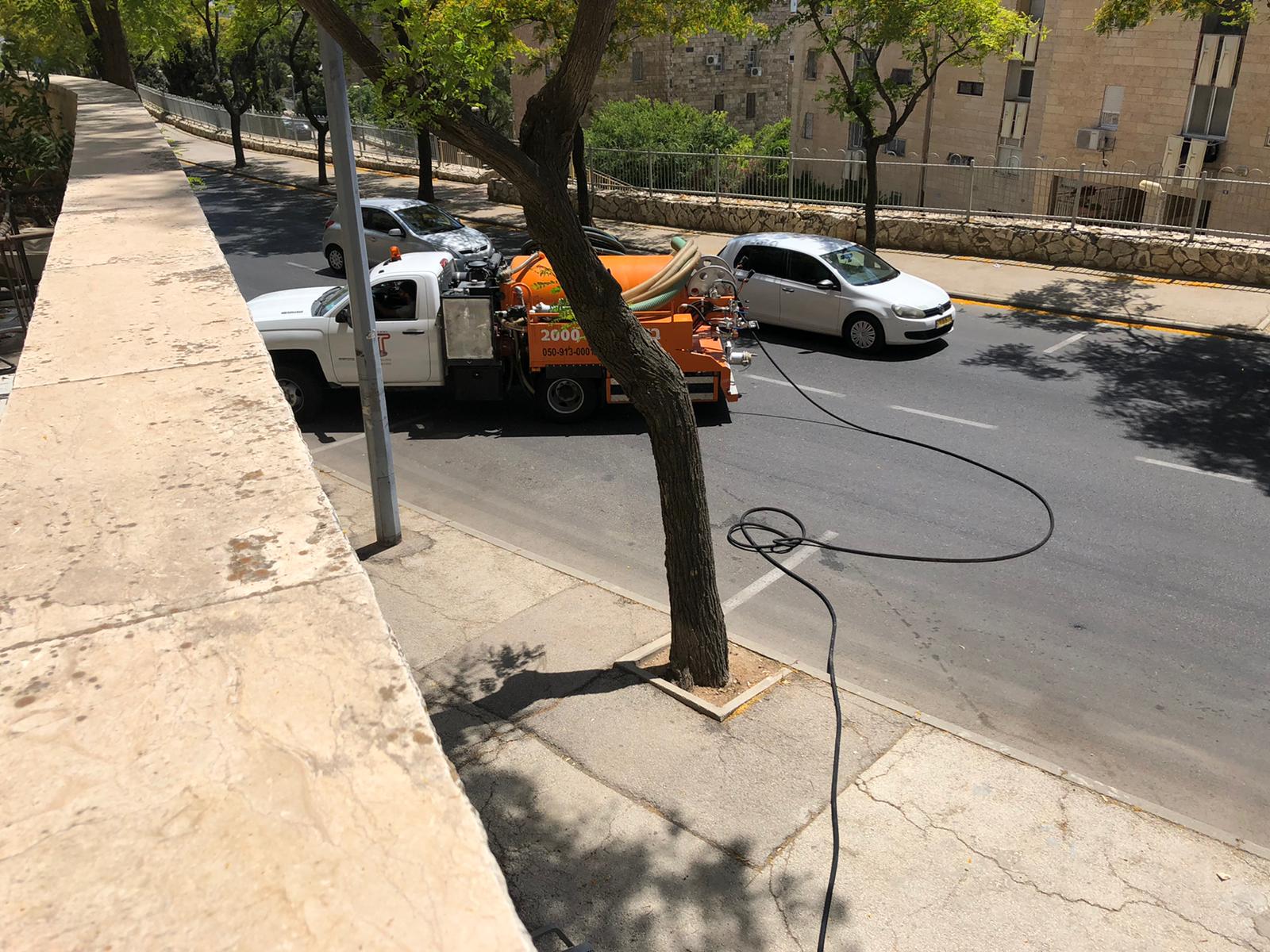 פתיחת סתימה ואיתור שבר בקן ביוב הראשי ע״י מצלמת ביוב בשכונת ארנונה בירושלים.